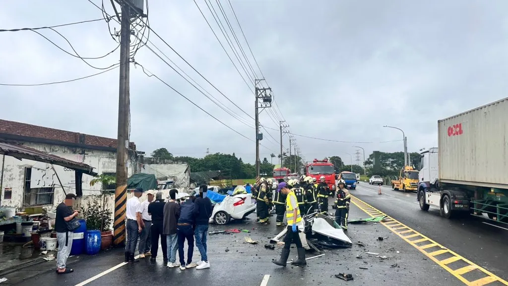 慘!剛參加完父告別式遇死劫 駕車撞曳引車釀4死2傷