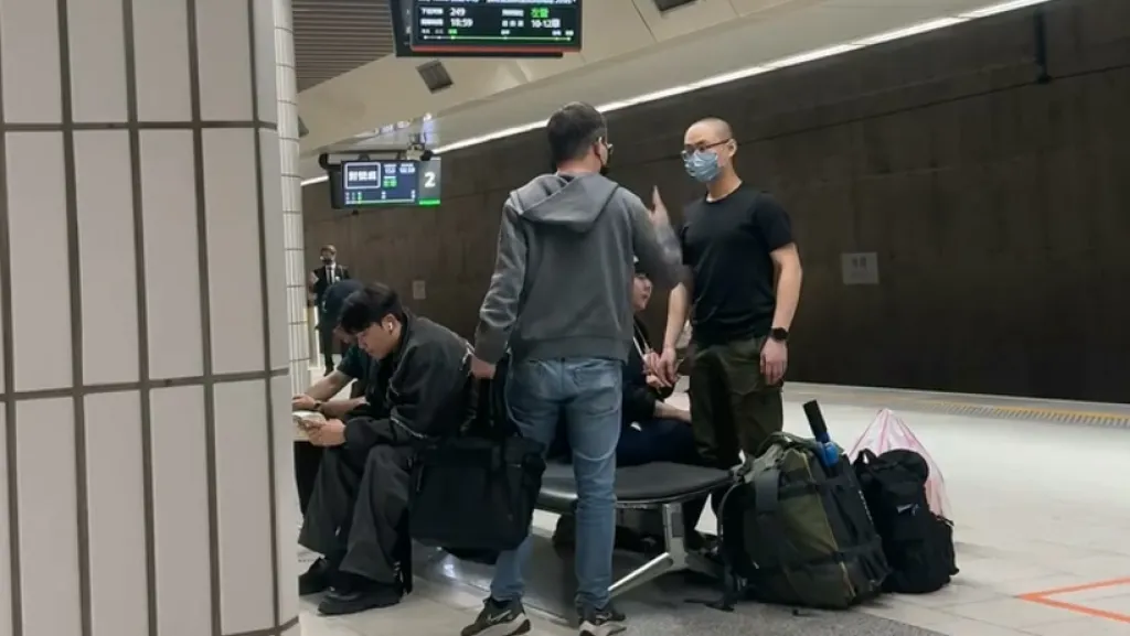 影／高鐵月台「背對背座椅」爆糾紛！男不滿空間被包包佔　被嗆：這裡一個位置而已，你大陸人喔