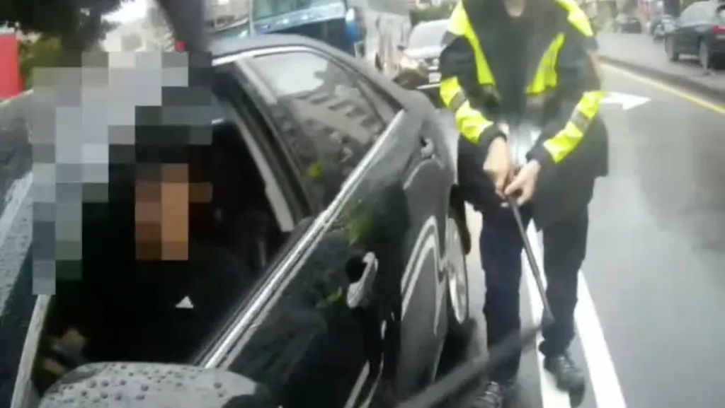 路口停車昏睡引警破窗救人　臺中男涉毒駕遭送辦並聲押