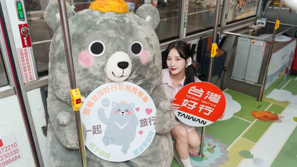 少女心炸裂！超萌「灰熊熊」主題專車上路　搭車就送限量磁鐵夾