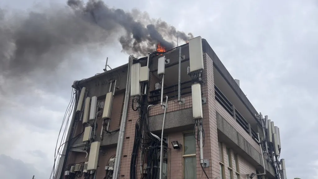 台中太平大樓頂樓基地台起火！　原因待查