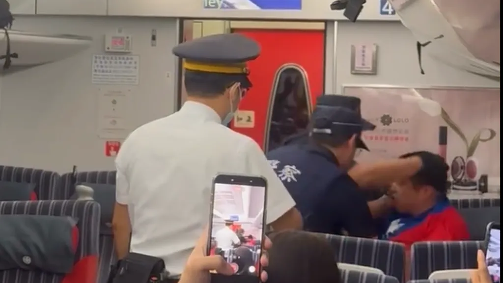影/超級盧!男沒票搭普悠瑪裝傻不下車 嗆警「走開啦」直接被逮捕