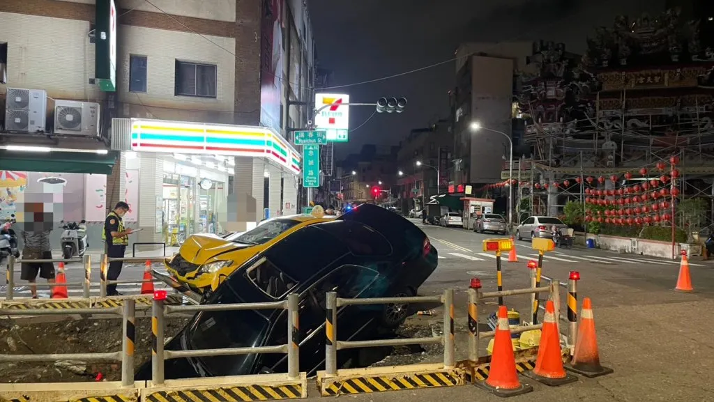 自小客對決小黃!19歲男「人帶車」衝進下水道工地 人車均傷