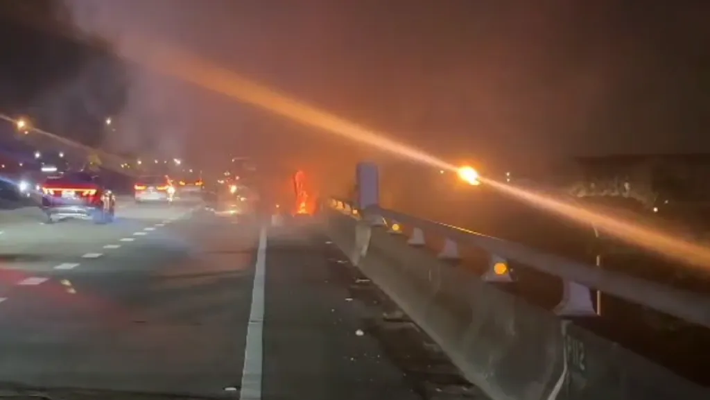 疑電線走火釀災! 台66線火燒車駕駛急逃生