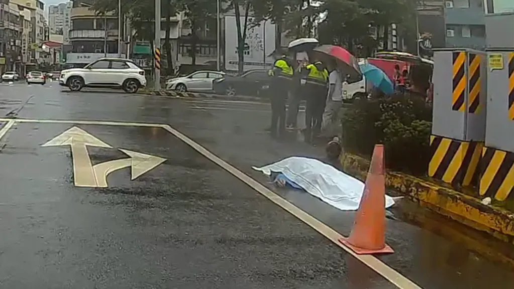 ▲台南西門圓環死亡車禍!騎士與汽車猛撞當場死亡(圖/翻攝自臉書 台南大小事)