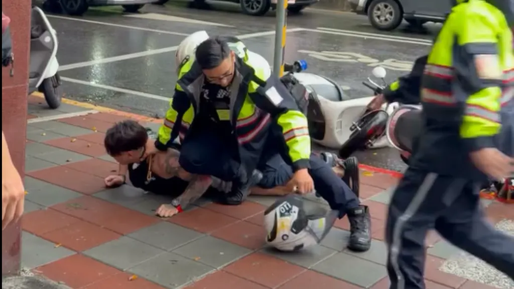 影／警匪街頭扭打！通緝犯謊報身分遭識破　熱心民眾秒加入協力壓制
