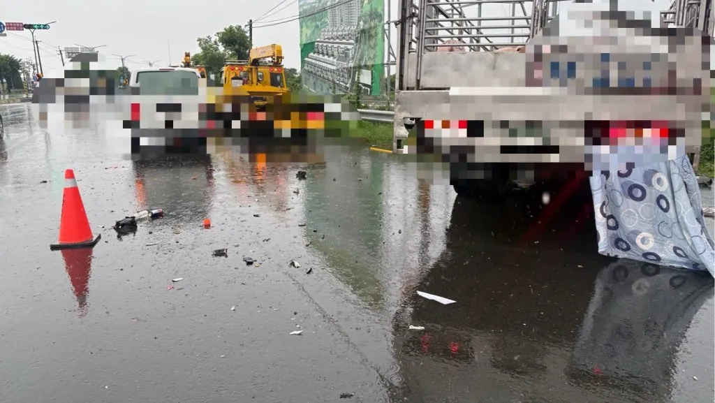 有片/運豬車雨天失控!連撞工程車、機車 騎士遭輾當場身亡