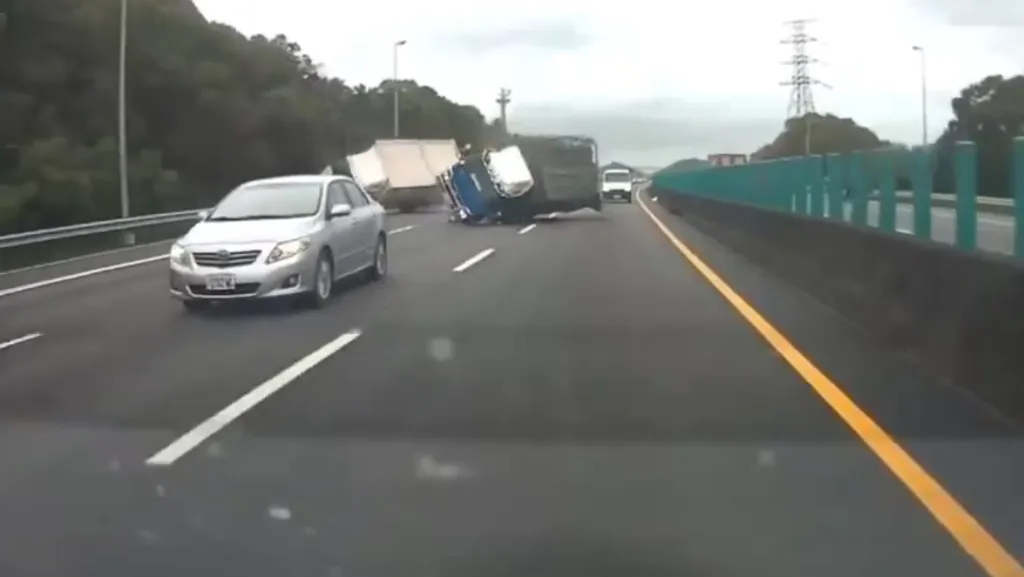 撞擊畫面曝光!國道3號兩輛貨車碰撞雙雙翻覆 1車再遭另輛貨車追撞釀1傷