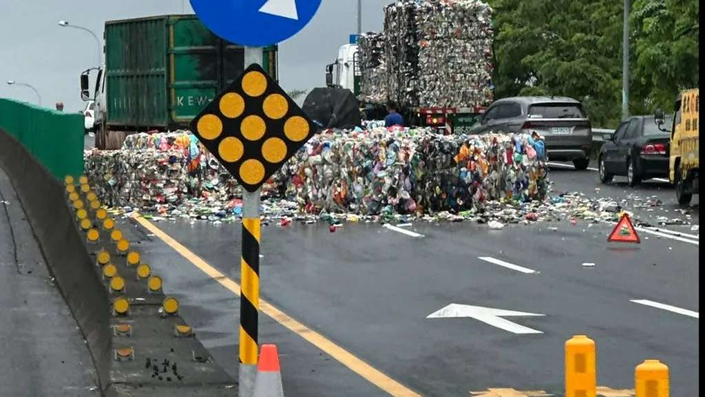 快訊/資源回收車噴裝!台88一度回堵「滿地散落物」