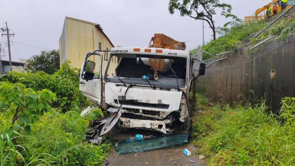 國1北驚悚車禍!大貨車疑爆胎「衝出邊坡」車頭撞爛 所幸駕駛僅受輕傷