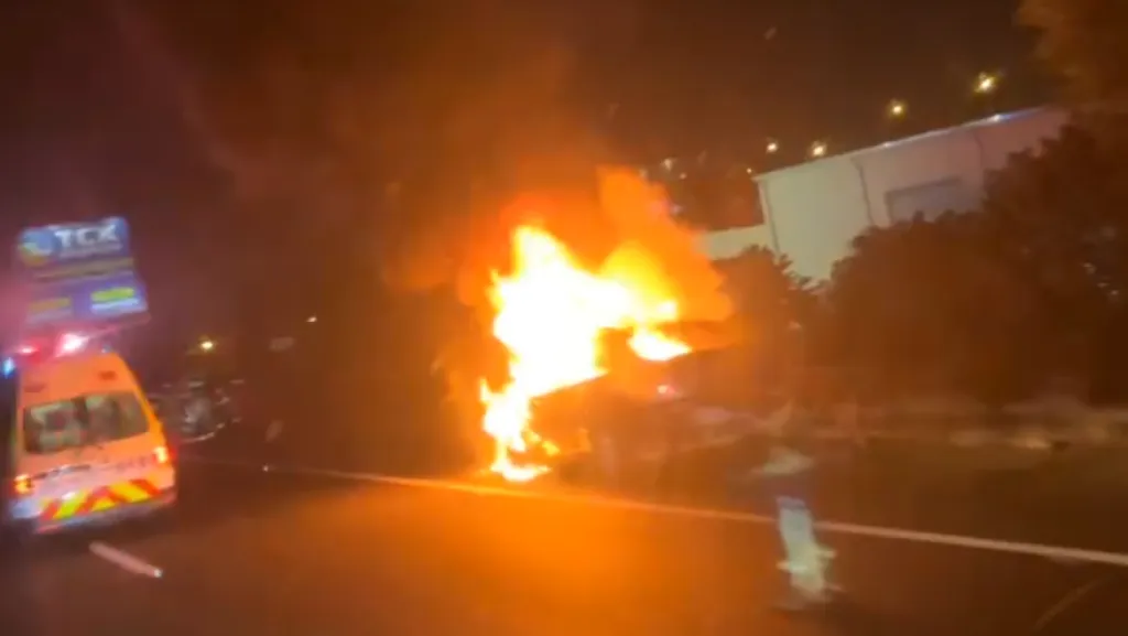 國道1號台中路段火燒車！　駕駛乘客急逃生