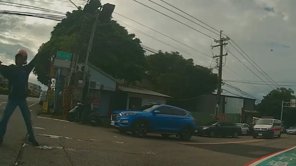 路口擋住救護車!民眾下車指揮才讓路 警方:最高罰3萬吊銷駕照扣牌半年