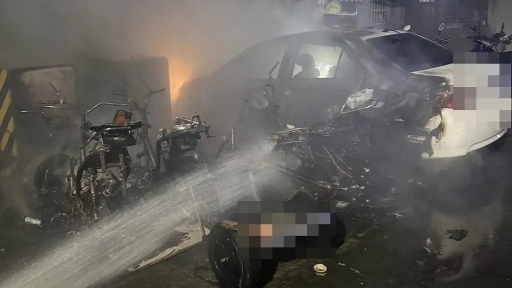 疑鋰電池釀禍?高雄5電動機車充電突爆燃 火勢猛燒波及3車