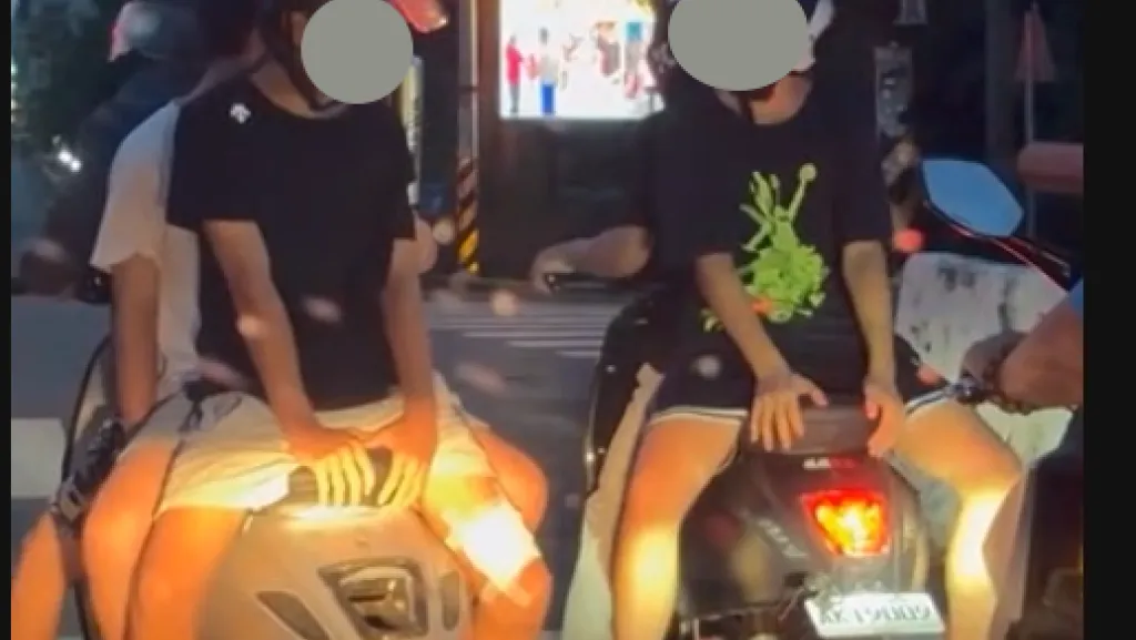 危險畫面曝光！太平2輛微電車違規載人　乘客竟反向背坐上路