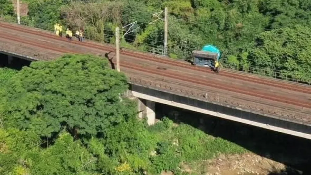 台鐵怪手翻覆軌道列車大延誤! 預計下午1時搶通