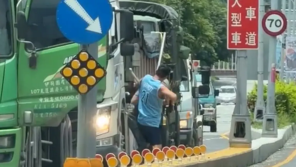 影／花蓮台9線疑行車糾紛！「鐮刀 vs 超大扳手」2駕駛當街叫囂　網友：後面軍卡應該看傻眼