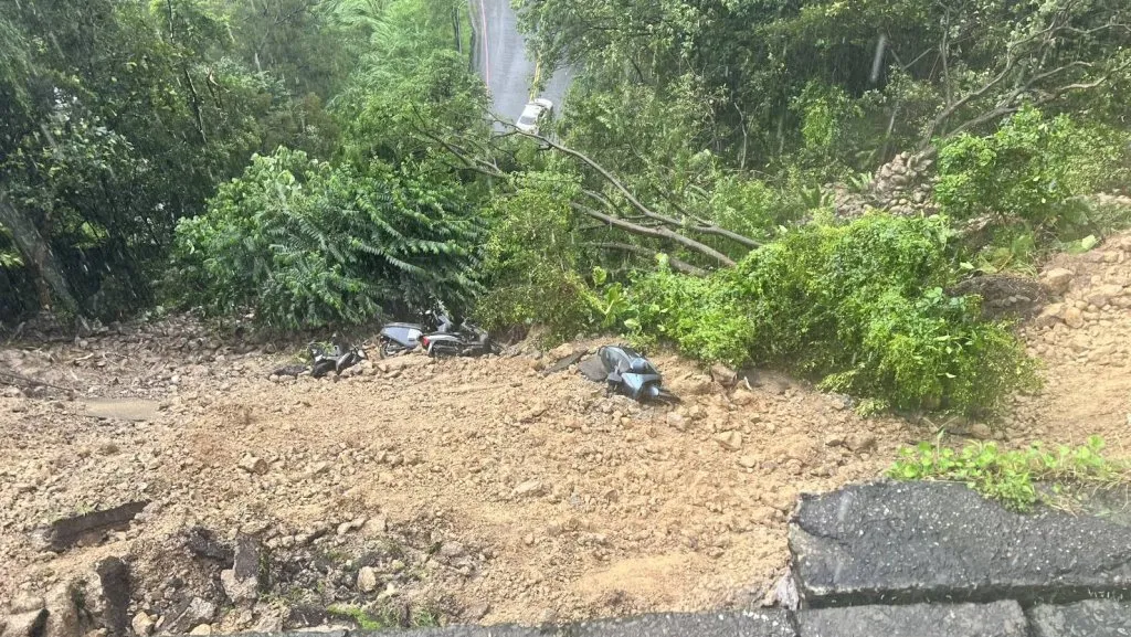 新店道路邊坡坍方汽機車滑落! 警方封鎖現場處理中