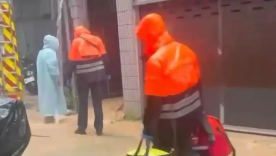 台北吳輿街600巷淹水住戶受困！　警消到場救援