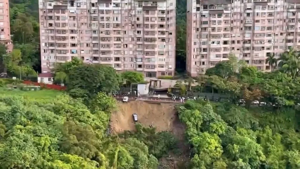 影/連日豪大雨!新北新店涵煙翠社區土石崩落 數輛汽機車墜落邊坡