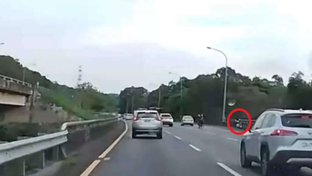 誇張!兩女共乘機車闖國道 車停路肩攜手過馬路落跑