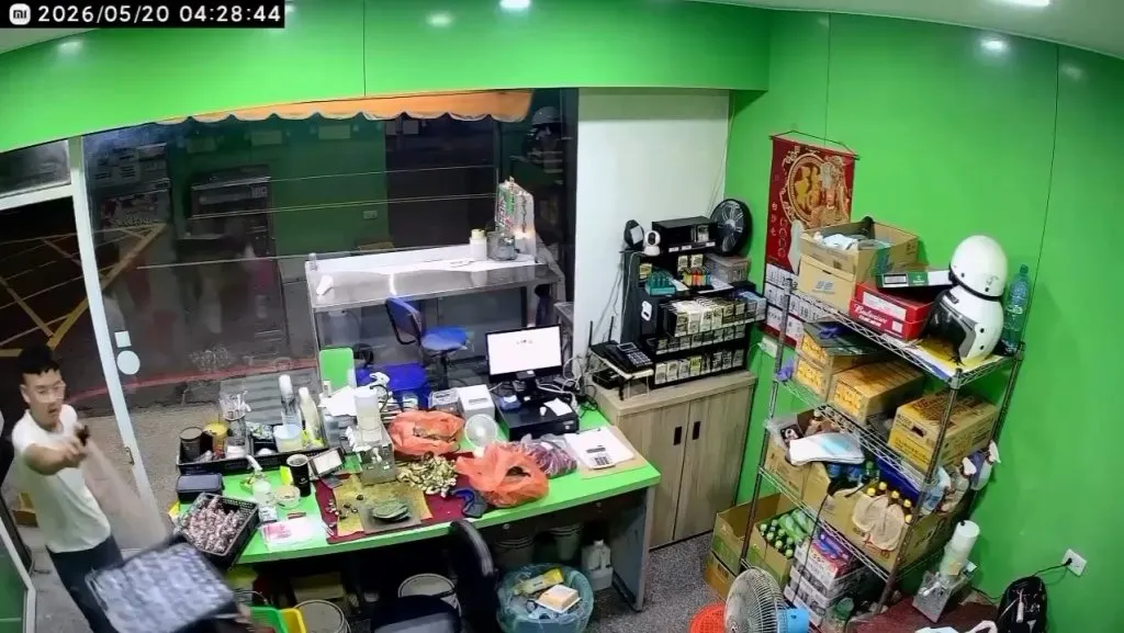 影/嘉義阿志頭闖檳榔攤!辣椒水狂噴女員工搶劫拿走空盒 1分鐘後回頭「踹門補搶」