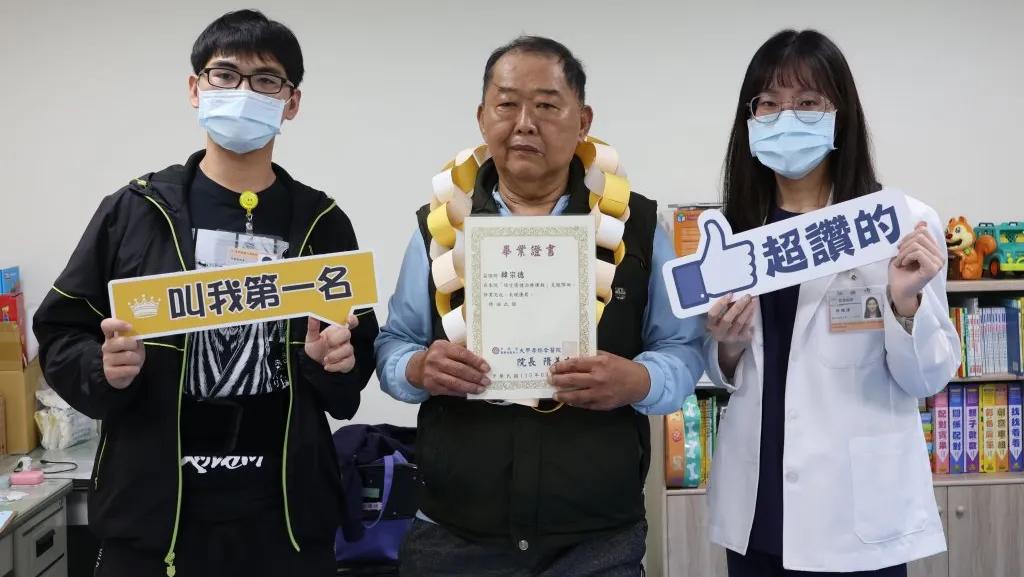 中風患者小學肄業渴望畢業 復健後治療師助圓夢