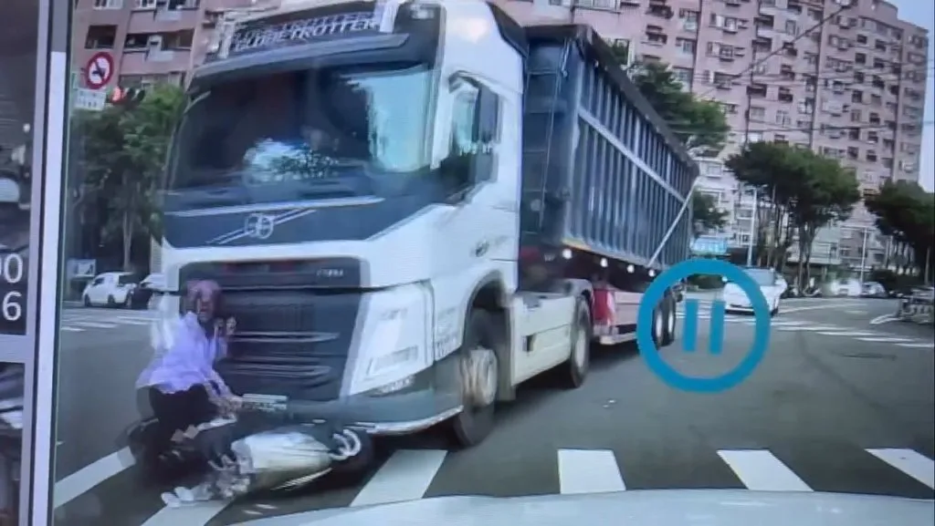 影/恐怖!桃園女騎士切入卡車死角 人車卡車頭遭行30公尺
