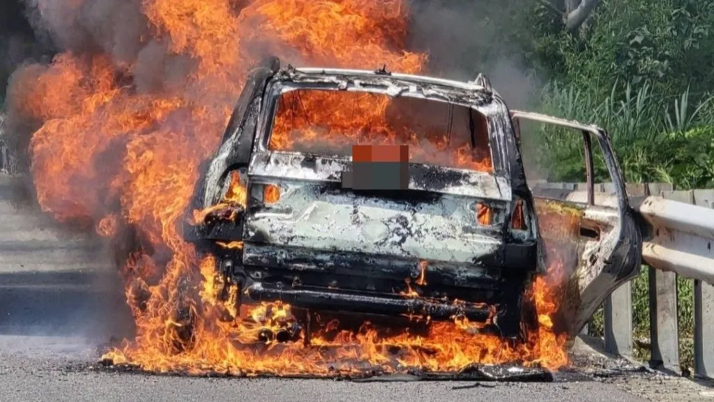 國道3號火燒車! 火勢兇猛濃煙沖天