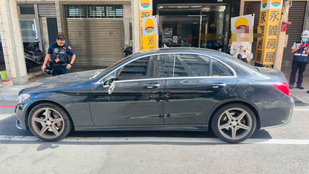 停車擦撞談不攏！27歲男暴走砸車傷人　警一查竟駕照早被註銷