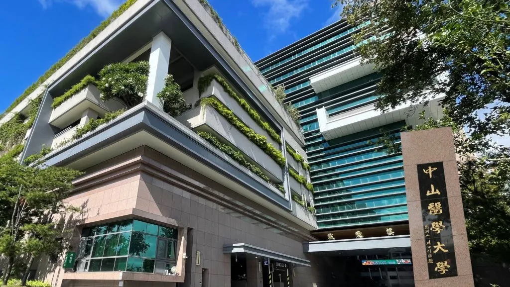 重返校園不嫌晚！中山醫大30+大學開放報名 助攻第二專長與職涯升級