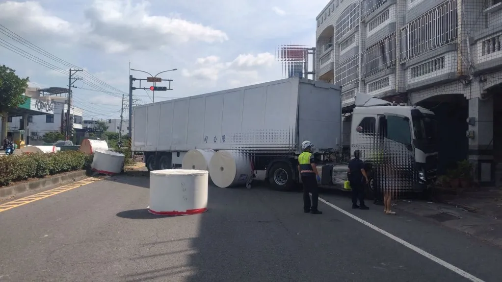 彰化又傳毒駕！大貨車衝撞民宅　車內查獲改造槍械及毒品