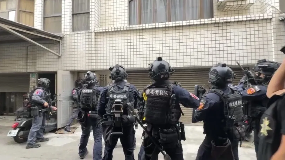 騙遍澳洲、日本華人！詐團藏身台南台中7據點　警攻堅扣虛擬幣、BMW名車
