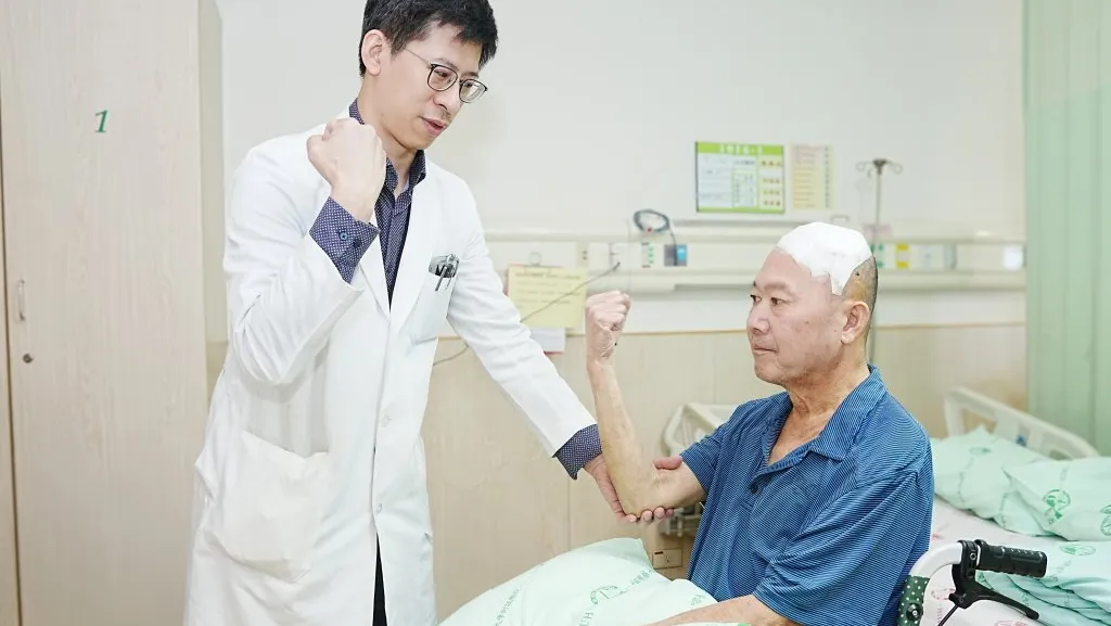 半夜跌倒無力爬起 竟是腦瘤緊鄰大腦運動區 清醒開顱手術即時定位 助病人恢復行走重返日常