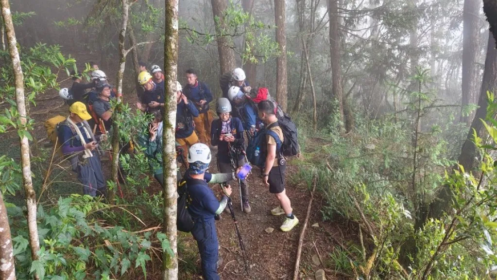 7人攻卑南主山出事！3山友摸黑迷途受困　1人墜溪谷疑骨裂消防急救援