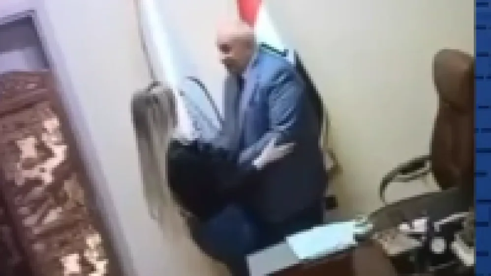 影／性愛片外流？伊拉克石油官員辦公室啪啪啪　當事女高管反擊：AI造假