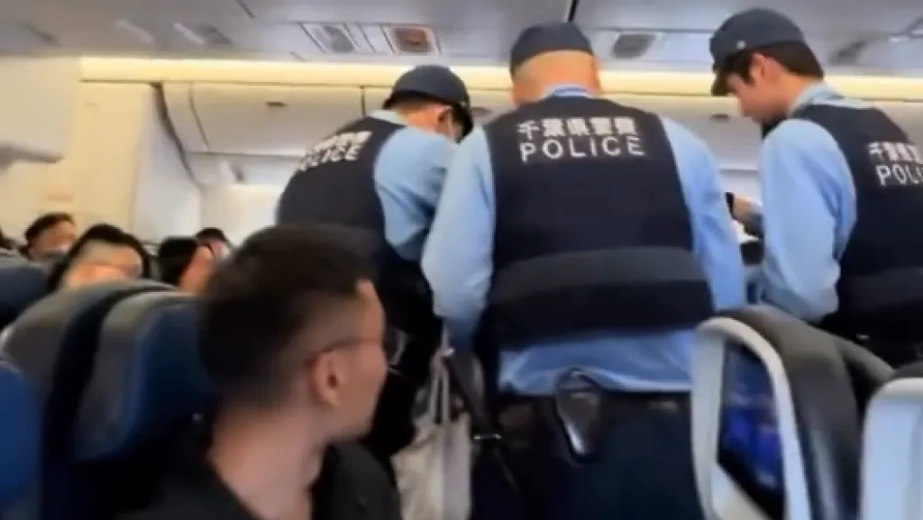 影／大鬧聯合航空！女乘客丟餐具砸空服員、吐口水　機長「緊急備降東京」日本警登機抓人