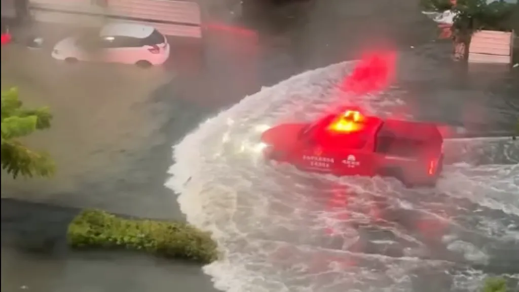 影／雨轟台南！永康崑山科大旁變水世界　機車全倒漂流、分隔島消失