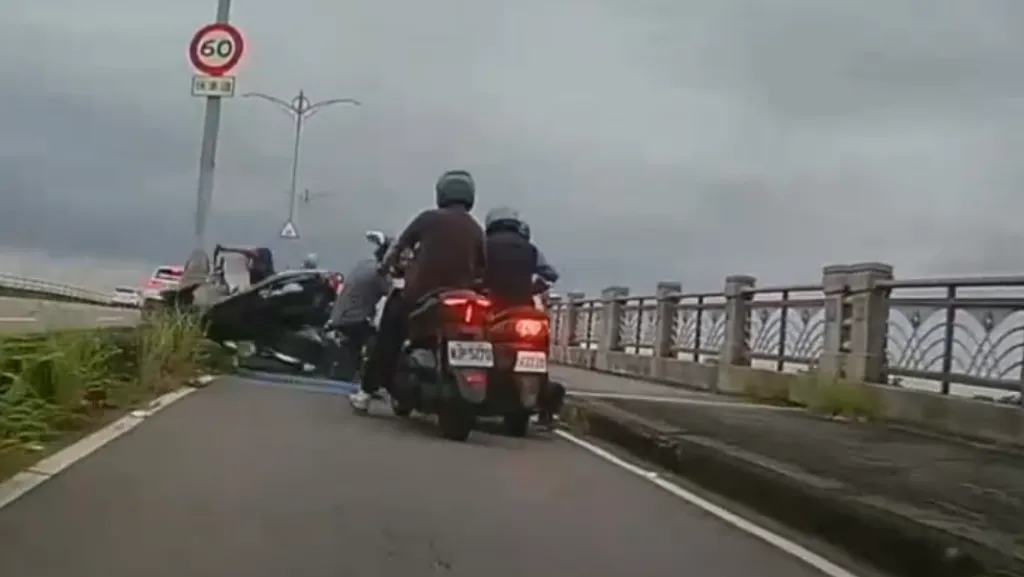 停車撿手機釀5車相撞！　最後一輛車煞車燈沒亮網友封「神風特攻隊」