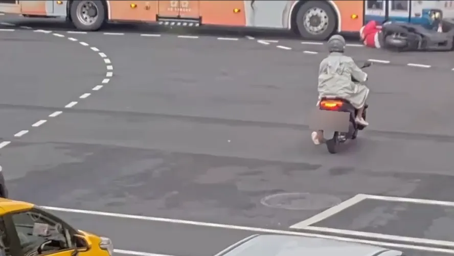 台北公車闖紅燈肇事！　與機車擦撞騎士倒地險遭輾