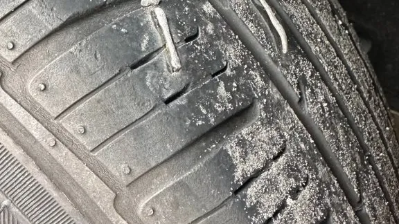 國1新竹段驚傳多車爆胎！車主控同一路段左後輪接連中鏢　疑金屬物散落釀禍