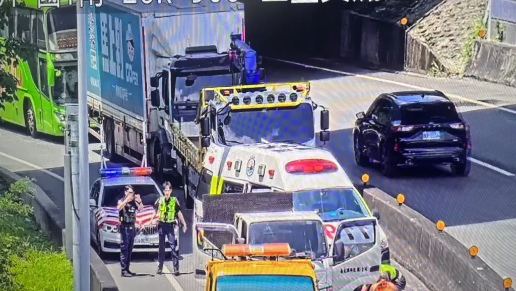 小貨車停國道匝道男駕駛昏迷！　警消破窗救出送醫