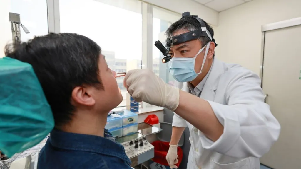 鼾聲如雷又睡不飽 單孔達文西舌根切除術解決睡眠呼吸中止症困擾