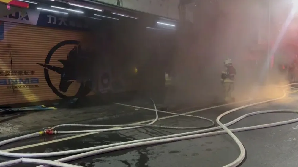 快訊／幾天前才遇水災...台南仁德機車行驚傳火災「內有人受困」
