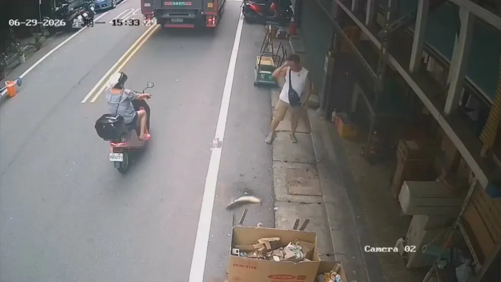 影／男路過拍打魚缸嚇到魚！魚「飛出摔地」魚鱗脫落流血　店家PO影片怒：很心疼