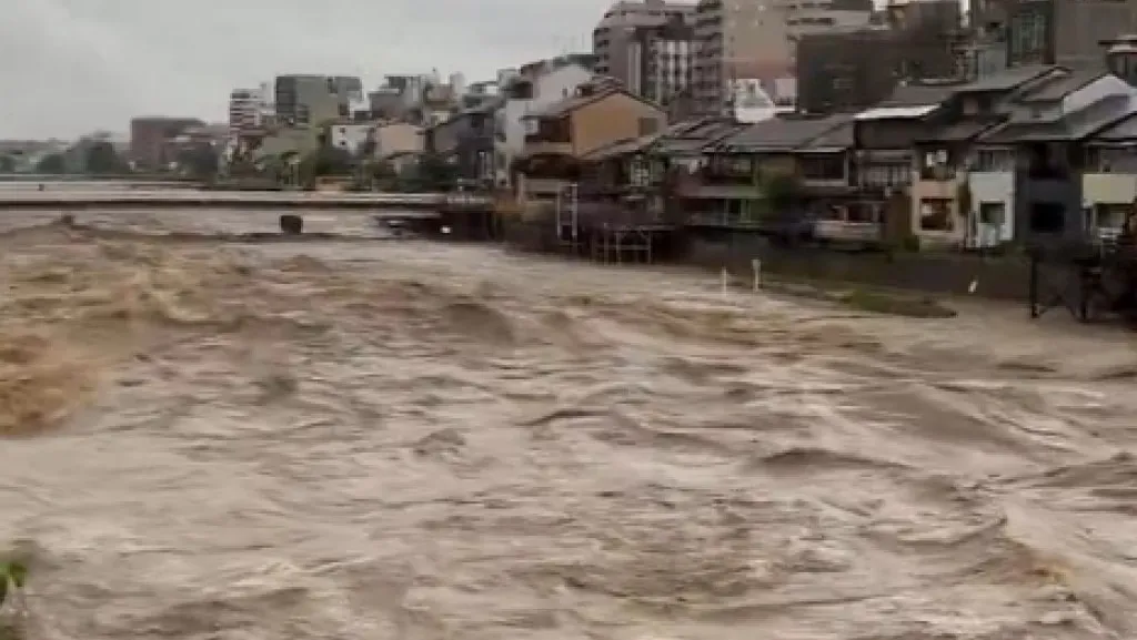 暴雨炸關西！大阪水溝蓋狂噴飛　京都鴨川暴漲拉警報