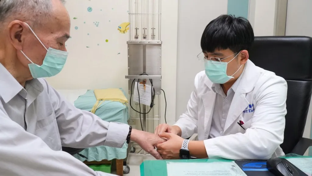 關節痛別當老化，八旬長者類風濕性關節炎治療後擺脫拐杖
