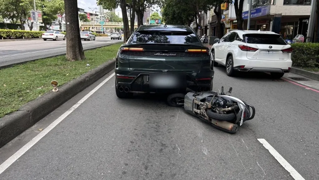 代誌大條了! 台中台灣大道機車刮中藍保堅尼千萬休旅車