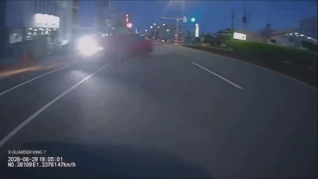 影/高雄驚悚雙亡車禍!開車載妻女突失控撞機車 騎士噴飛「空中旋轉重摔」影片瘋傳