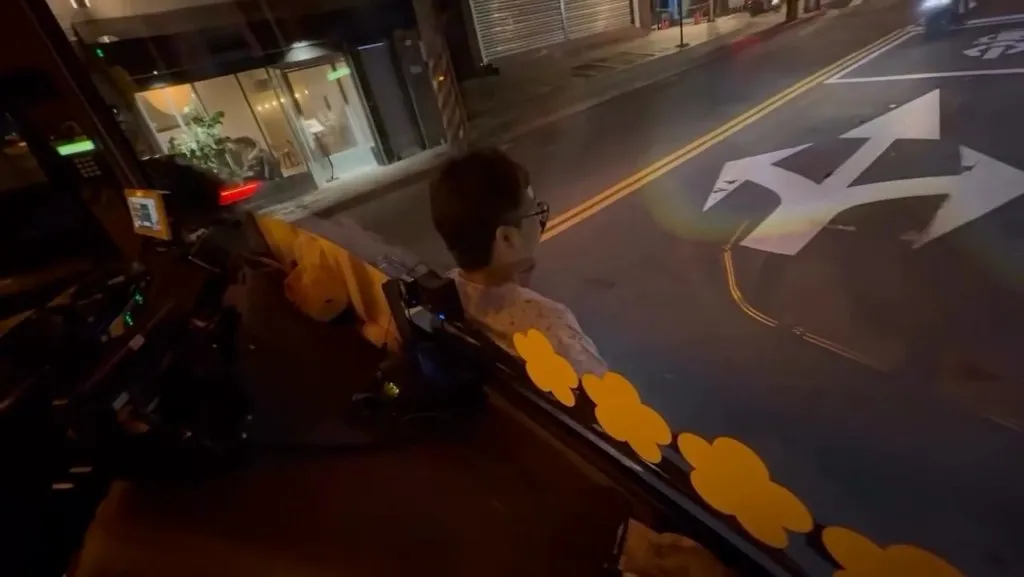 影/把公車當小黃?路人非站牌區要上車遭拒載竟「肉身擋車」 司機無奈:我現在怎麼辦