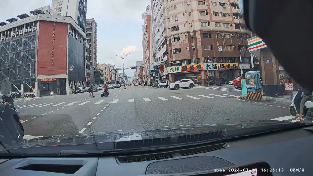 影／台中男溜直排輪過馬路　與左轉機車發生碰撞雙雙倒地！網友：8輪算行人嗎？